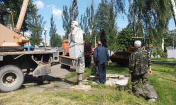 В столице демонтировали памятники Островскому и Крупской