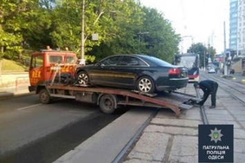 Одессит потерял роскошный автомобиль бизнес-класса, застопорив движение трамваев (ФОТО)