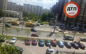 В Киеве из-за прорыва трубы провалилась дорога (фото)