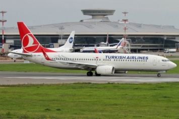 Самолет Turkish Airlines проверяют на наличие бомбы в аэропорту Стамбула