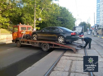 Очередной автохам отличился в Одессе, бросив авто на рельсах (фото)