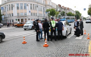 Машина патрульной полиции сбила девушку на пешеходном переходе (фото, видео)