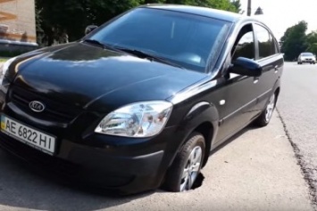 На проспекте Поля под асфальт провалился автомобиль Kia Rio (ВИДЕО)