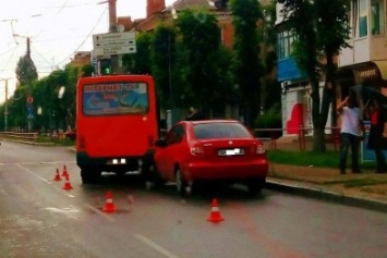 Авария в Кировограде: легковое авто столкнулось с маршруткой. ФОТО