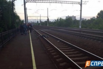 В Киеве поезд переехал девушку