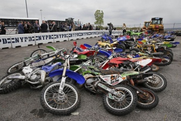 Десятки мотоциклов и квадроциклов раздавили бульдозером