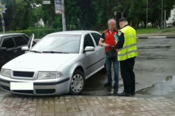 В Сумах патрульные полицейские рассказывают водителям и пешеходам ПДД