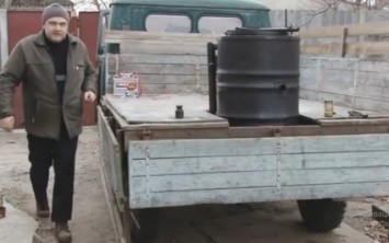 Житель Днепропетровщины заправляет авто дровами