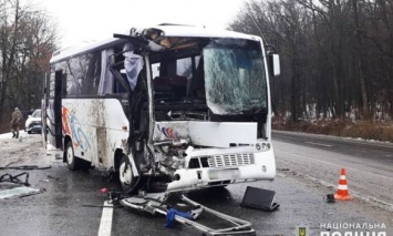 В Хмельницкой обл. рейсовый автобус столкнулся с грузовиком, пострадали 6 человек