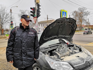 В Севастополе росгвардейцы спасли водителя, вовремя потушив автомобиль