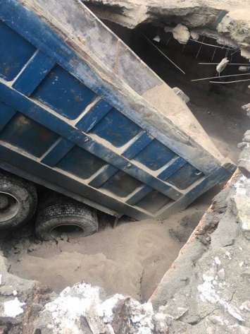 Во дворе днепровской школы под землю ушел 44-тонный грузовик