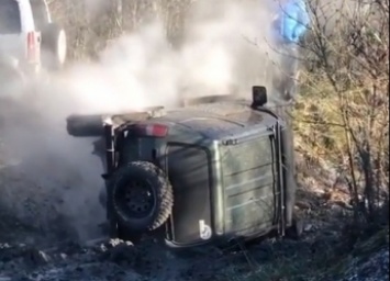 В сети показали как под Мелитополем переворачивались внедорожники (видео)