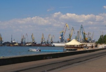 Украинские морпорты в Азове снизили грузопоток и сокращают рабочую неделю