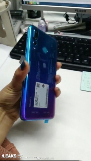 «Дырявый» смартфон Huawei засветился в серии фотографий