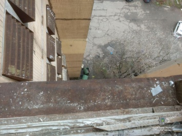 Одесские патрульные спасли мужчину, который собирался выпрыгнуть из окна
