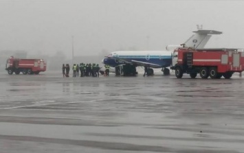 Самолет наехал на автомобиль в аэропорту Киева