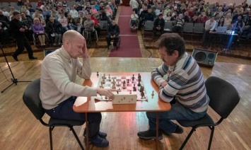 В Каменском состоялись два показательных блиц-турнира по шахматам и шашкам