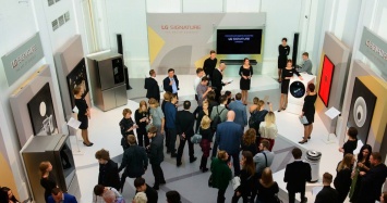 LG организовала выставку "Российская неделя искусства в ММОМА"