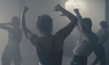Певица Робин показала танцы в тумане в клипе на песню Honey