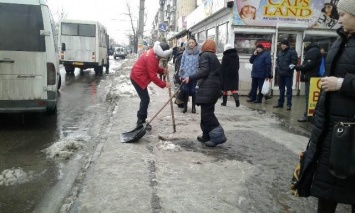 В Николаеве провели рейдовую проверку качества уборки снега возле магазинов