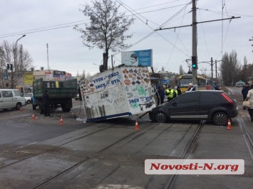 В Николаеве на ходу из грузовика на машину выпал киоск