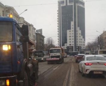 В Воронеже лихачи-водители пугают снегоуборщиков