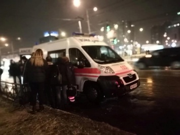Ждали скорую 40 минут: на Алексеевке прохожие спасли мужчину