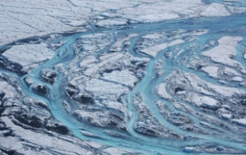 Гренландский щит тает рекордными темпами - ученые
