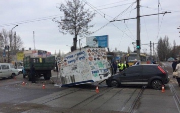 В Николаеве во время движения из грузовика на Ford выпал киоск. Фото