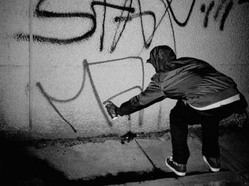 На Рабочей подросток обрисовывал стены: рекламировал наркотики