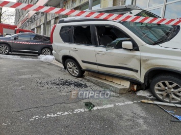 В Киеве автомобиль вылетел на крыльцо магазина, скрываясь от перестрелки