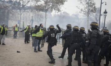 Протесты "желтых жилетов" во Франции: В Елисейском дворце опасаются вооруженного госпереворота