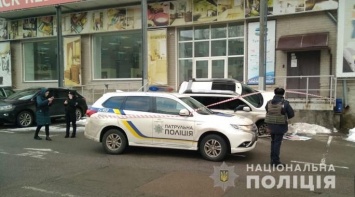 В Киеве водителя внедорожника обстреляли и ограбили возле супермаркета
