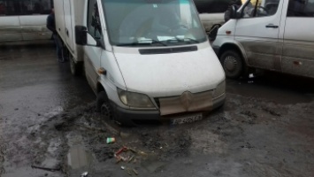 В Мелитополе грузовик едва не утоп в грязи (фото)