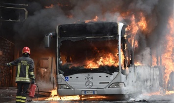 Автобус на полном ходу слетел в канаву, в салоне было 50 пассажиров: подробности трагедии