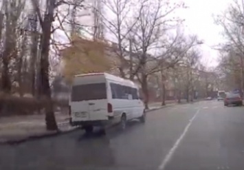 Маршрутчик озадачил водителей поездкой по встречной полосе (видео)