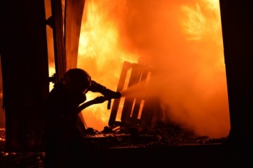 В Киеве масштабный пожар полностью уничтожил продуктовый магазин