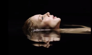 Тина Кароль спела в воде в клипе на песню "Сила высоты"