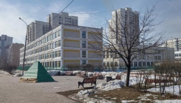 Появилось видео, как подросток беспрепятственно зашел в московскую школу с огромным ножом в руке