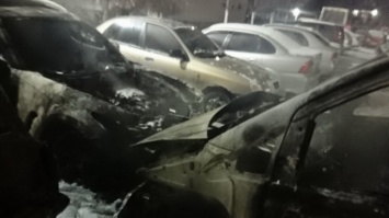 В Каменском на улице Матросова горели шесть автомобилей