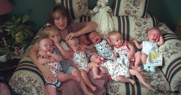 В 1997 году она родила семерых детей - и их бросил муж. Вот как они выглядят сегодня