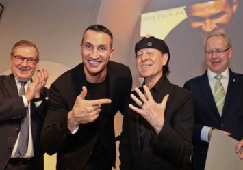 Владимир Кличко вручил награду фронтмену группы Scorpions