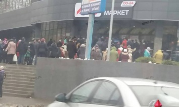 В Николаеве во время открытия супермаркета посетители сорвали красную ленту и ворвались в помещение (видео)