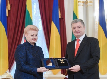 Грибаускайте вручила Порошенко наивысшую награду Литвы