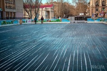 Ледовый каток на Соборной площади в Николаеве может открыться уже после Нового года: Ночной гонщик нанес слишком серьезные повреждения