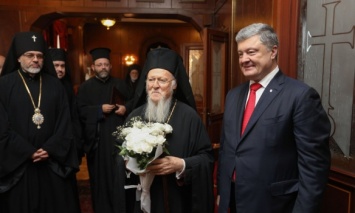 Константинополь поддержал Порошенко: Больше Онуфрий с Кремлем не будут "гнуть пальцы" в Украине, - эксперт