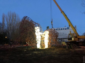 На поселке Котовского зажгли гигантскую "Любовь" Александра Милова