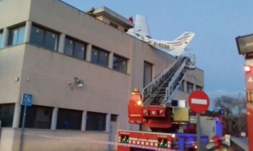 В Испании при падении самолета на АЗС погибли два человека