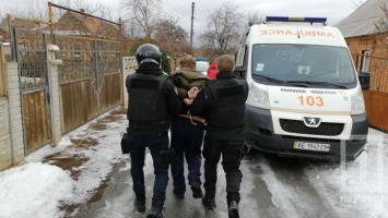 На Днепропетровщине мужчина бросался с топором и серпом на полицию