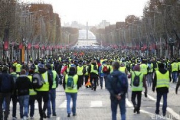 Париж готовится к протестам "желтых жилетов": на улицах размещена бронетехника, закрыта граница с Бельгией